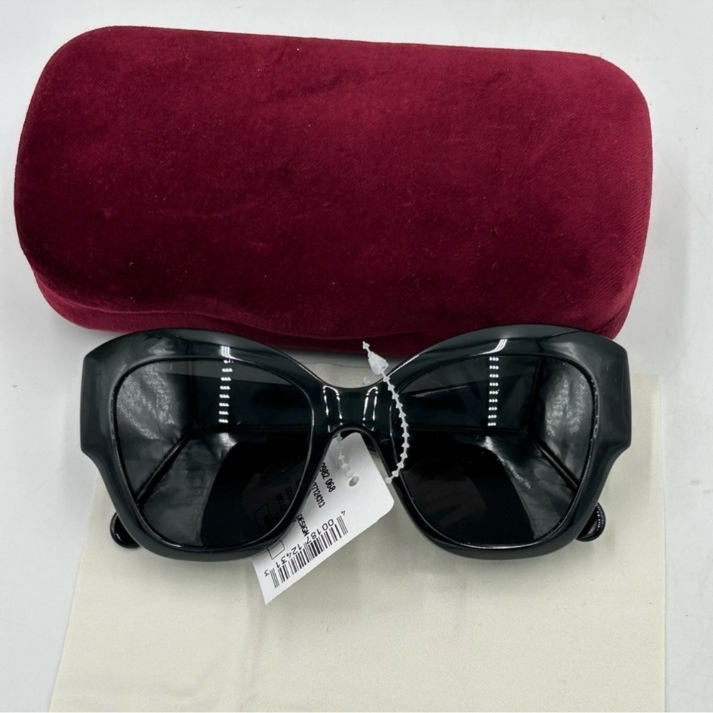 Women’s Gucci cat eye sunglasses made in Italy